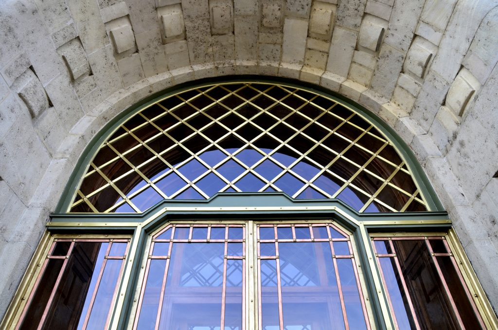 BME K épület főbejárati portálok felújítása
